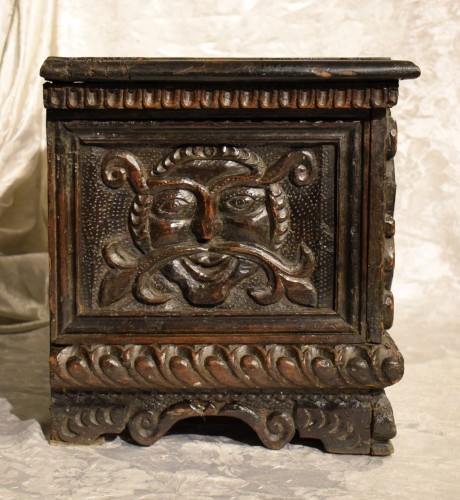 <= 16th century - Small carved chest of the Italian Renaissance - Lombardy 16th century